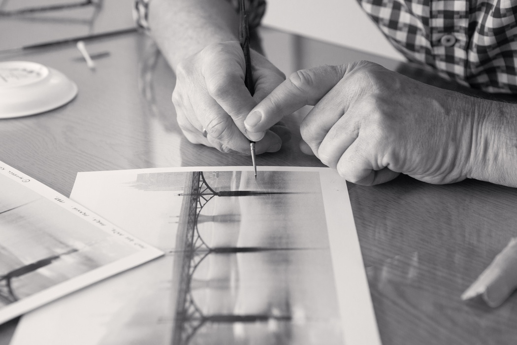 Michael Kenna retouches 'Pont Des Arts, Study 1, Paris, France 1987' in Bosham Gallery in 2019 © Henry Wells