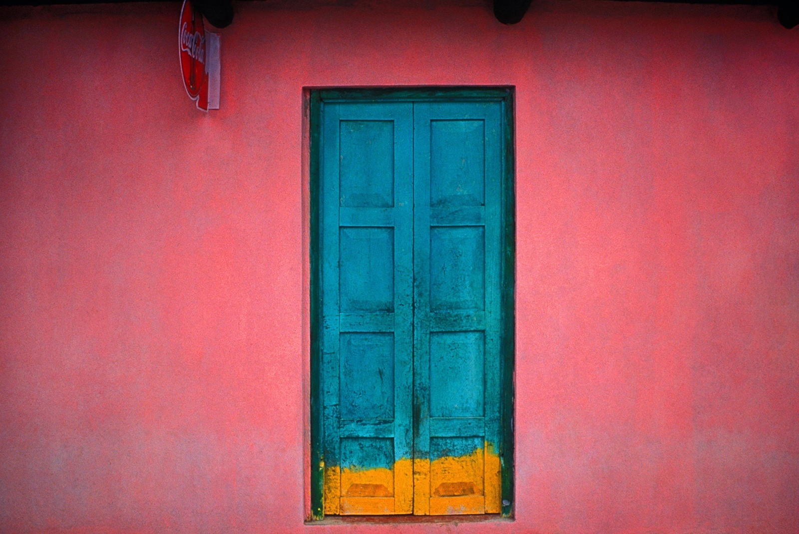 Jeffrey Becom, Fachada Rosa, Teopisca, Chiapas, Mexico, 1999