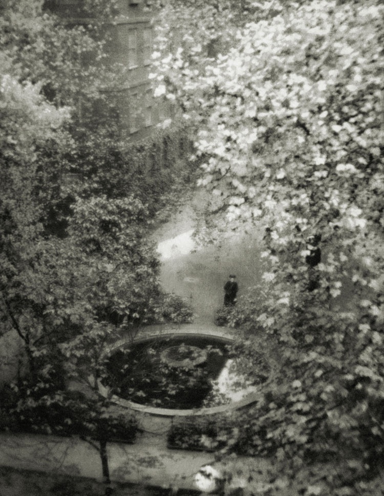 Alvin Langdon Coburn, Fountain Court, The Temple, London, 1909