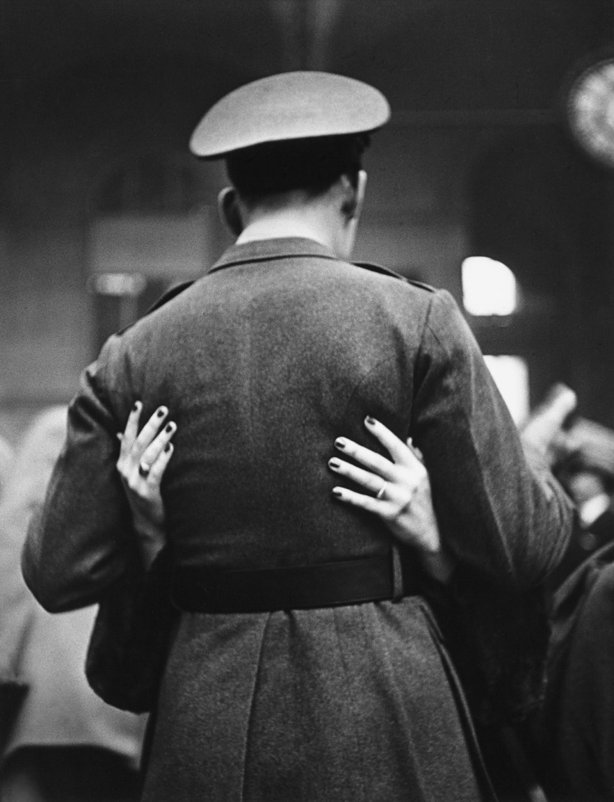 Alfred Eisenstaedt, Soldier Saying Goodbye, Pennsylvania Station, 1943