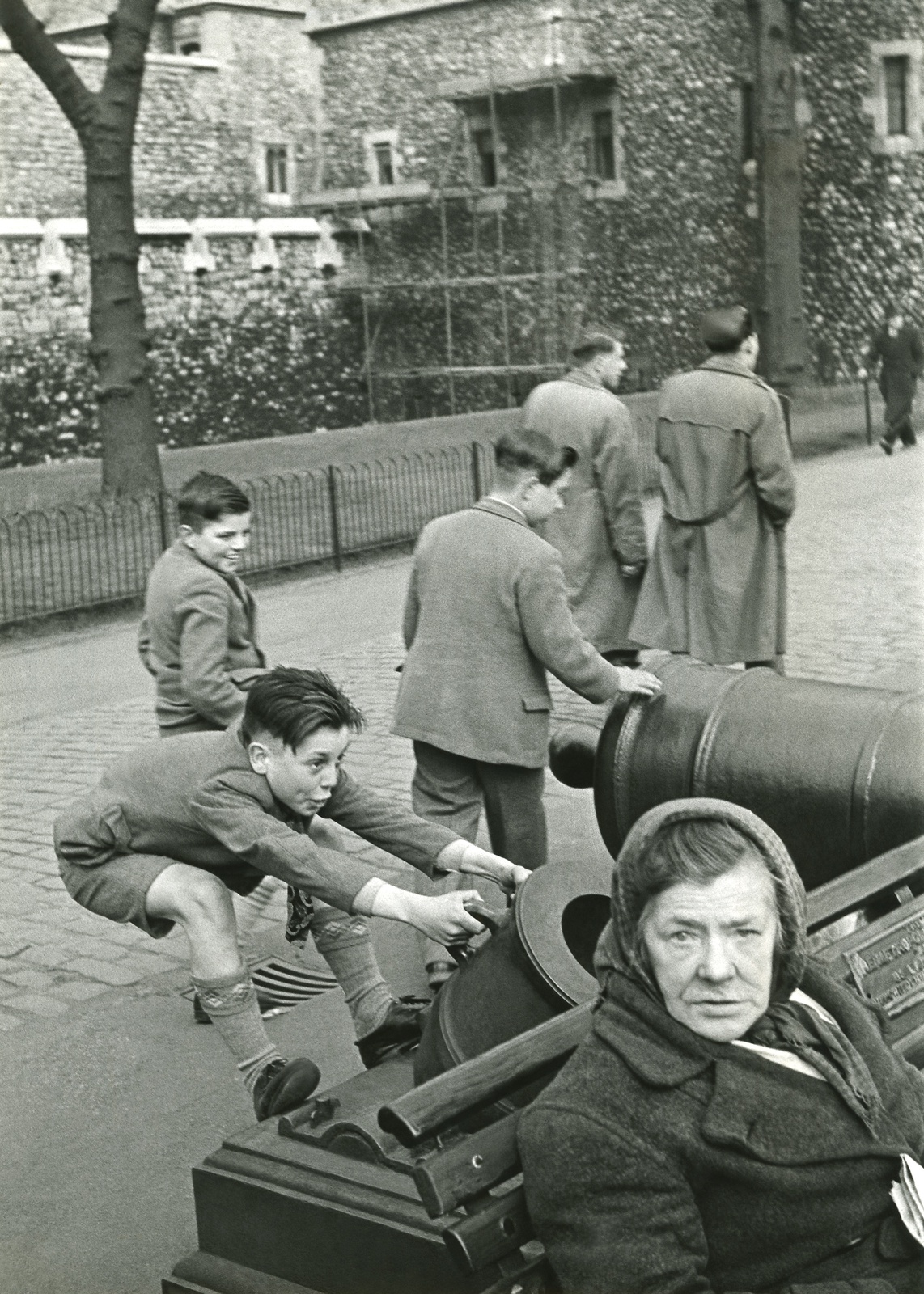 Henri Cartier-Bresson, Playing With The Cannons On Tower Walk, London, 1953