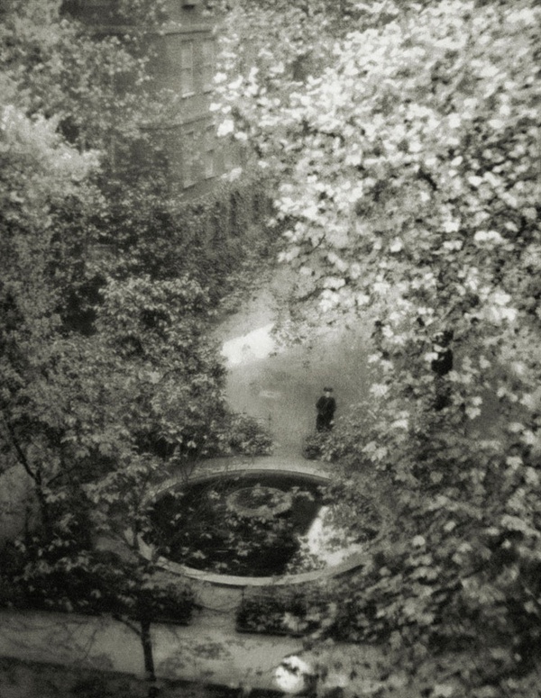 Alvin Langdon Coburn, Fountain Court, The Temple, London, 1909