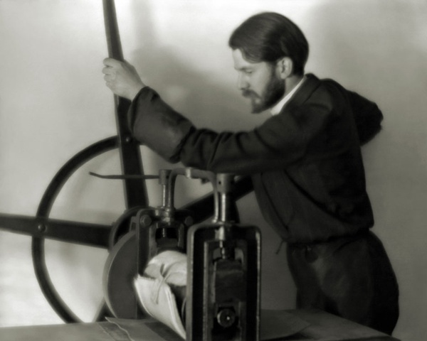 Alvin Langdon Coburn, Self Portrait With Press, 1903